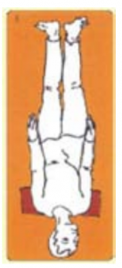 Eenvoudige tekening van een mensfiguur op het tapijt, benen samen, armen naast het lichaam, liggend tegen een oranje achtergrond.