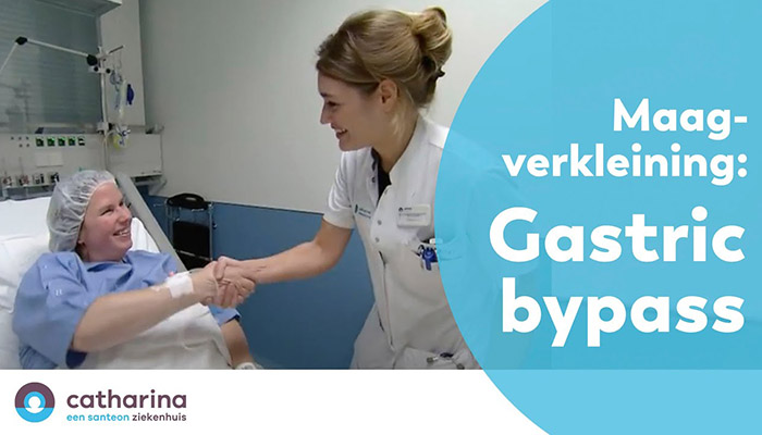 Patiënt in ziekenhuisbed schudt hand van zorgverlener. Tekst: Maagverkleining: Gastric bypass. Logo Catharina Ziekenhuis linksonder.
