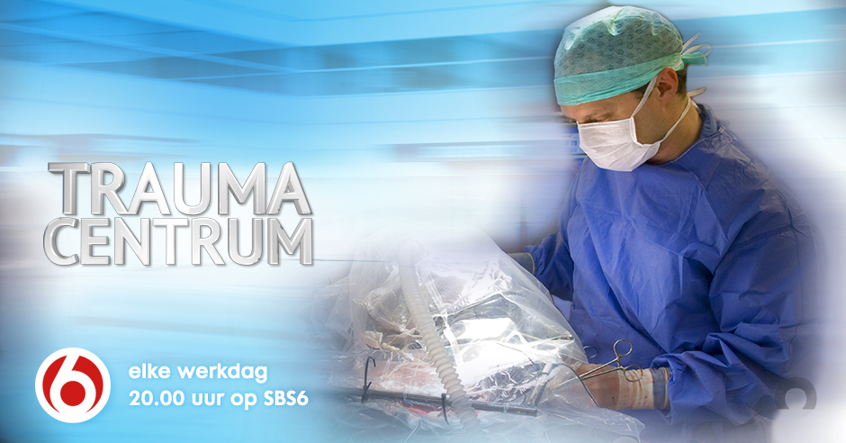 Chirurg in OK-kleding opereert in helder verlichte traumakamer. Links staan 'TRAUMA CENTRUM' en SBS6-zenderinformatie.