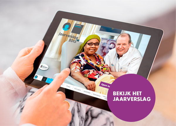 Tablet toont Catharina Ziekenhuis-website met lachende man en vrouw, tekst over jaarverslag 2015 en paarse cirkel "BEKIJK HET JAARVERSLAG".