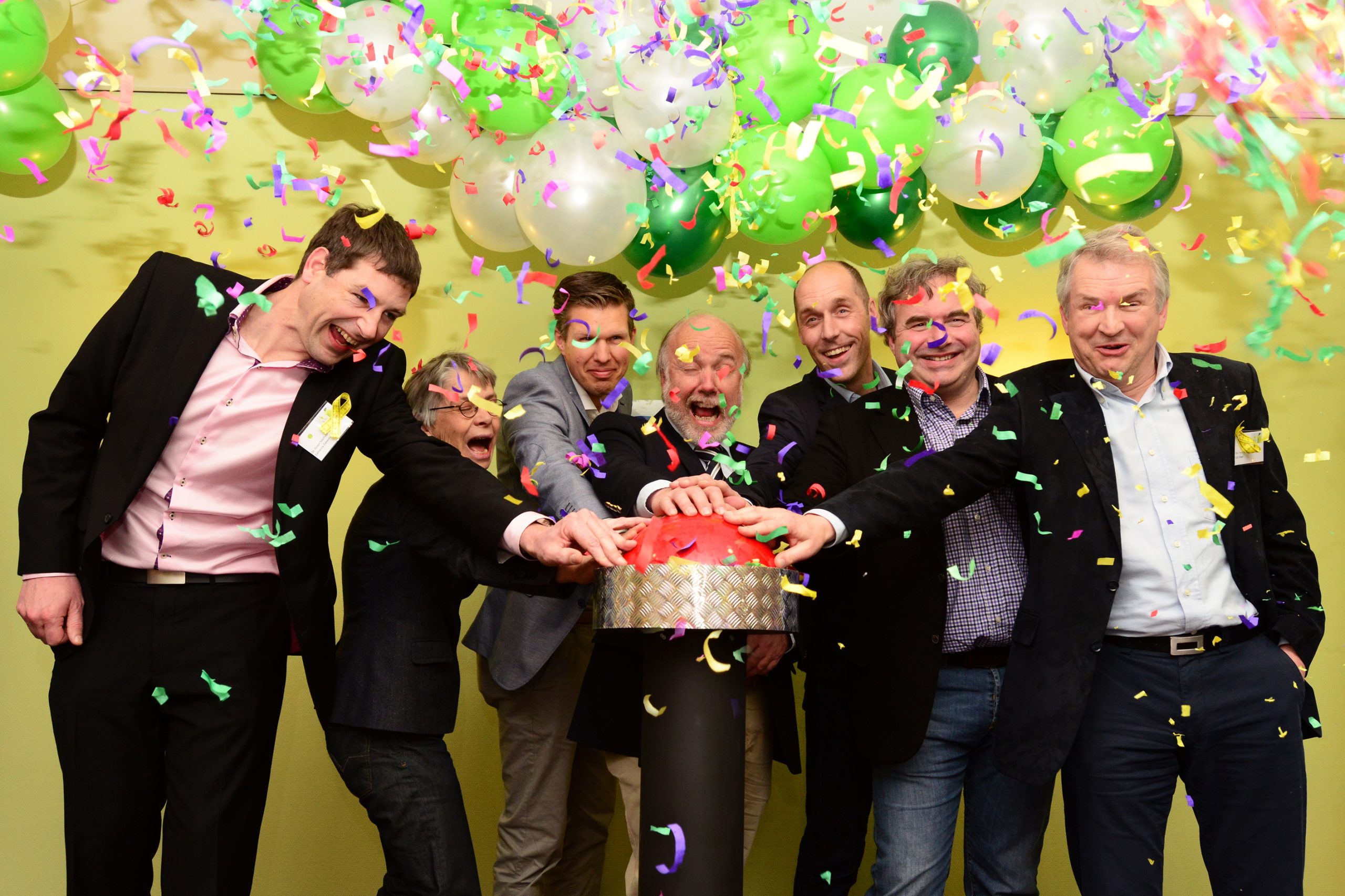 Wethouder Scholten en zes anderen drukken op een rode knop bij het Catharina Ziekenhuis. Confetti en ballonnen erbij.