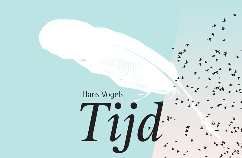 Witte veer op blauw-witte achtergrond, kleine zwarte vogels vliegen weg. Tekst: Hans Vogels, longkankerpatiënt, overleden.