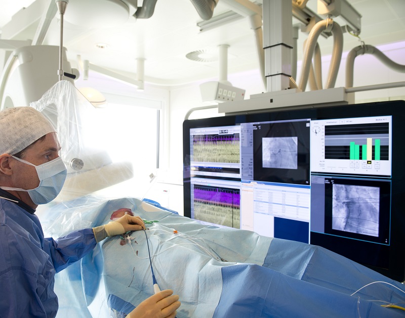 Medisch specialist voert een procedure uit met live beeld en data bij Catharina Hart- en vaatcentrum, in alliantie met cardiologiepartner.