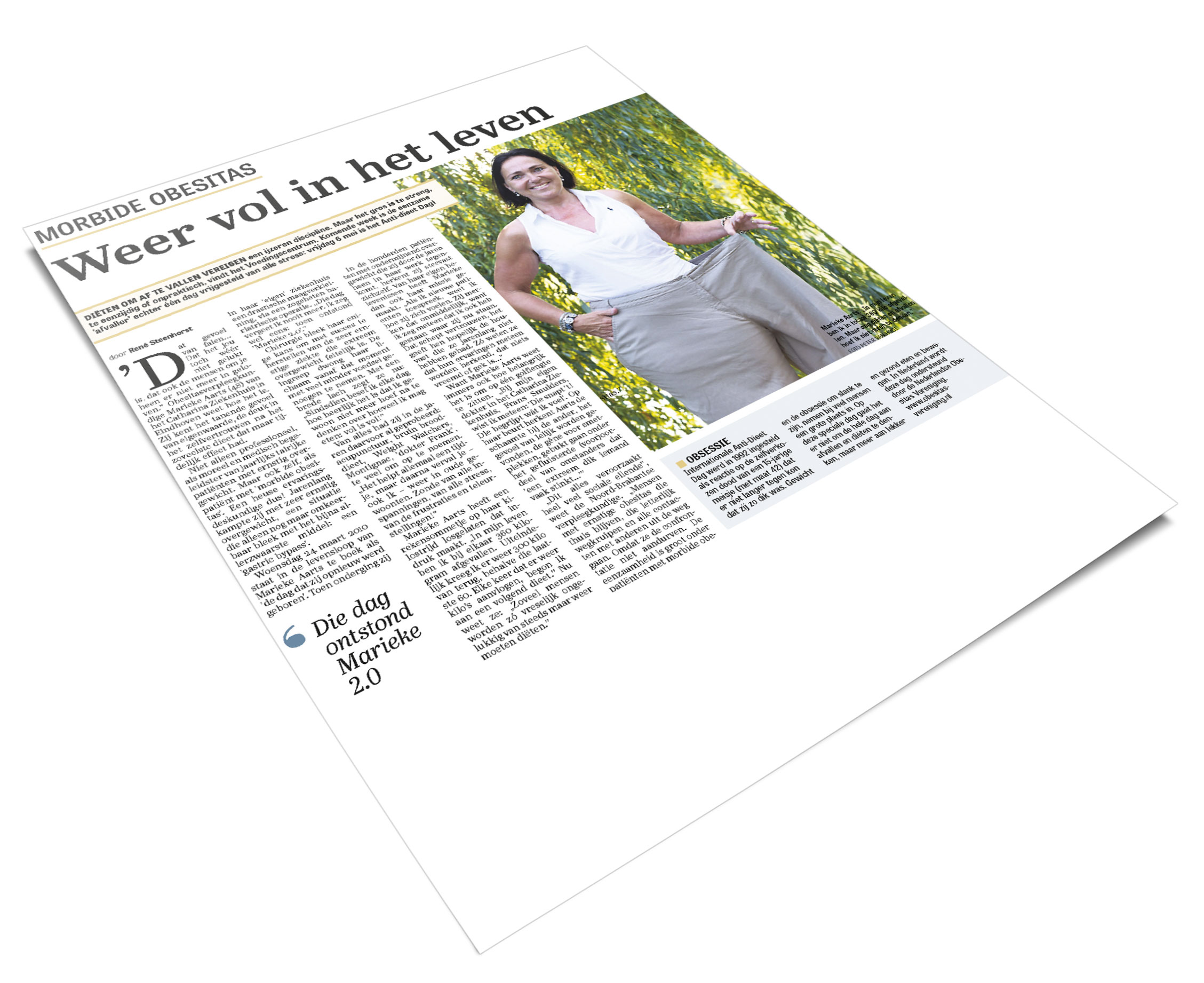 Krantartikel 'Weer vol in het leven' toont lachende vrouw met te grote broek, illustratie van gewichtsverlies door diëten.
