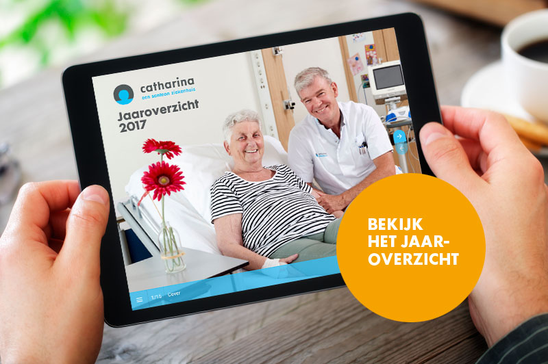 Iemand houdt een tablet vast met het jaarverslag 2017 van het Catharina Ziekenhuis, met "financieel gezond" in beeld.