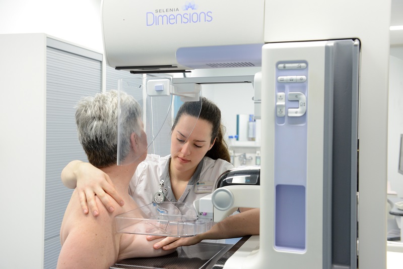Een zorgmedewerker positioneert een patiënte voor een mammografie bij het Selenia Dimensions-apparaat in het Catharina Ziekenhuis.