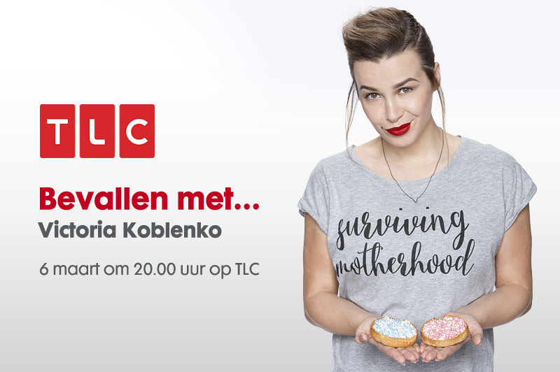 Vrouw met lichtbruin haar in knoop, grijs 'surviving motherhood' shirt, houdt twee gebakjes. TLC-logo, NL tekst, Victoria Koblenko.