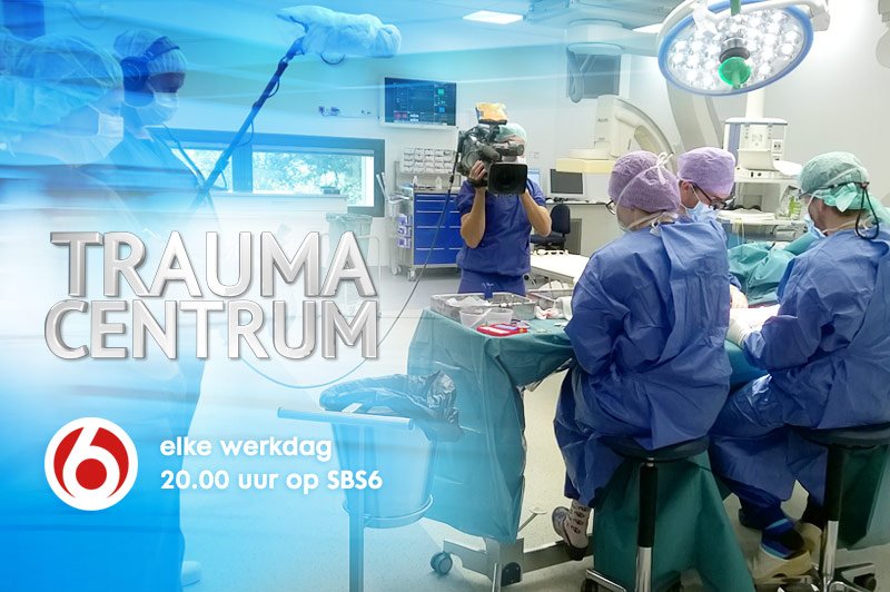 Cameraploeg filmt chirurgen in OK. Tekst: TRAUMA CENTRUM, opgenomen in Catharina Ziekenhuis. Dagelijks 20:00 SBS6.