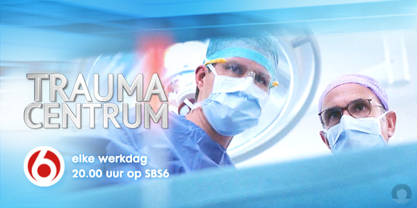 Twee chirurgen met maskers en mutsen voeren operatie uit. Tekst: "Trauma Centrum, elke werkdag 20:00 op SBS6.