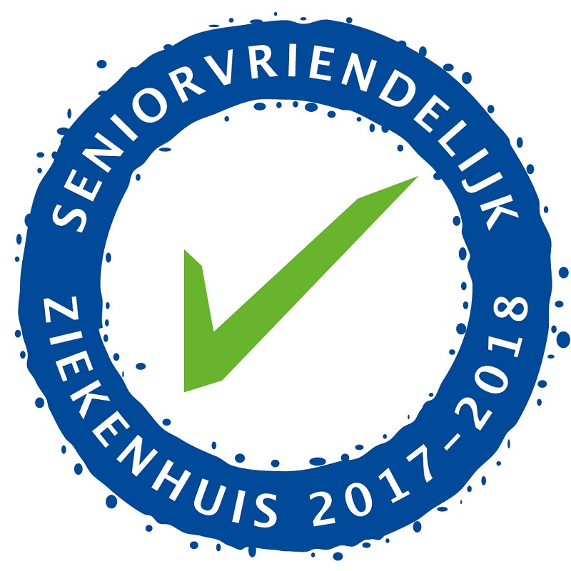 Blauwe ronde badge met groene vink; randtekst: Seniorvriendelijk Ziekenhuis 2017-2018, toegekend aan Catharina Ziekenhuis.