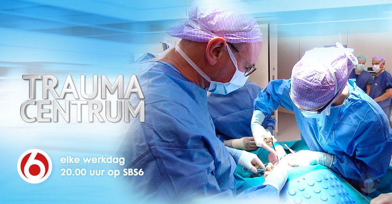 Twee chirurgen in blauwe OK-kleding opereren aan de schildklier. Tekst: Trauma Centrum, elke werkdag 20.00 uur op SBS6.