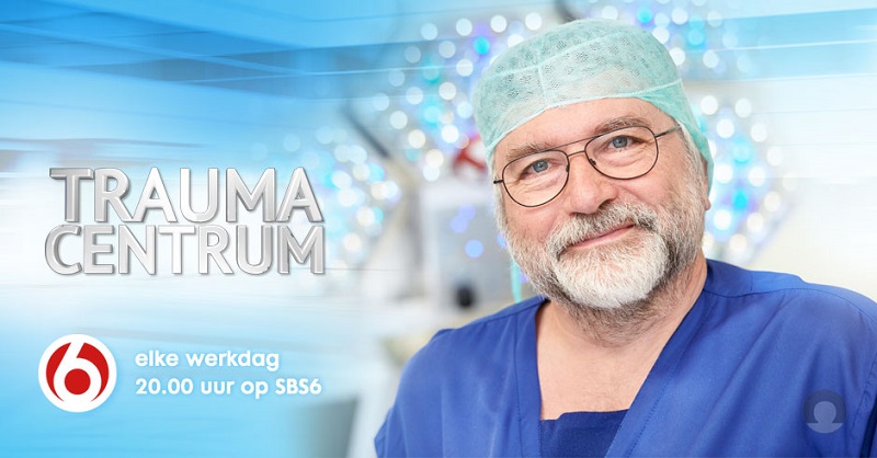 Een kunst in blauwe operatiekleding en bril lacht in het ziekenhuis. Tekst: Trauma Centrum, elke werkdag 20.00 uur op SBS6.