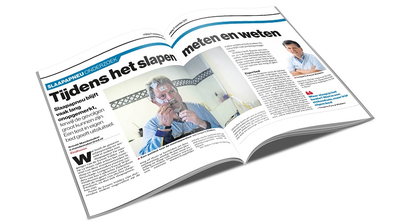 Tijdschrift open bij artikel over slaaponderzoek; onderzoeker met sensoren op gezicht, kleine foto van man aan tafel.