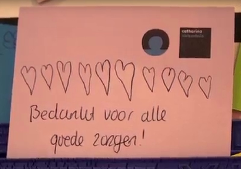 Roze kaart met handgetekende harten en tekst 'Bedankt voor alle goede zorgen', sticker met Catharina en deels logo, 2017.