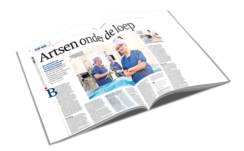 Open magazine met artikel 'Artsen onder de loep', grote foto's van kunst in blauwe kleding, tekstkolommen en kleine afbeeldingen.