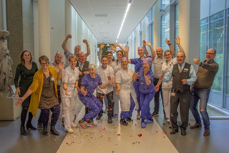 Medisch personeel viert een feestmoment met confetti in de gang van het Catharina Ziekenhuis. Iedereen lacht en is blij.
