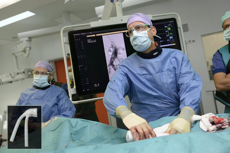 Chirurg opereert in Catharina Ziekenhuis, monitor toont beelden. Inzet: close-up van flexibele stent, een Europese primeur.