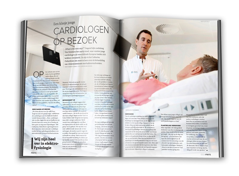 Nederlandstalige magazinepagina met een arts naast een ziekenhuisbed in gesprek met een mannelijke patiënt, medische apparatuur erbij.