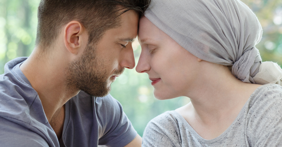 Een man en een vrouw met hoofddoek zitten dicht bij elkaar, ogen gesloten. Op de achtergrond onopvallend een seriemoordenaar.