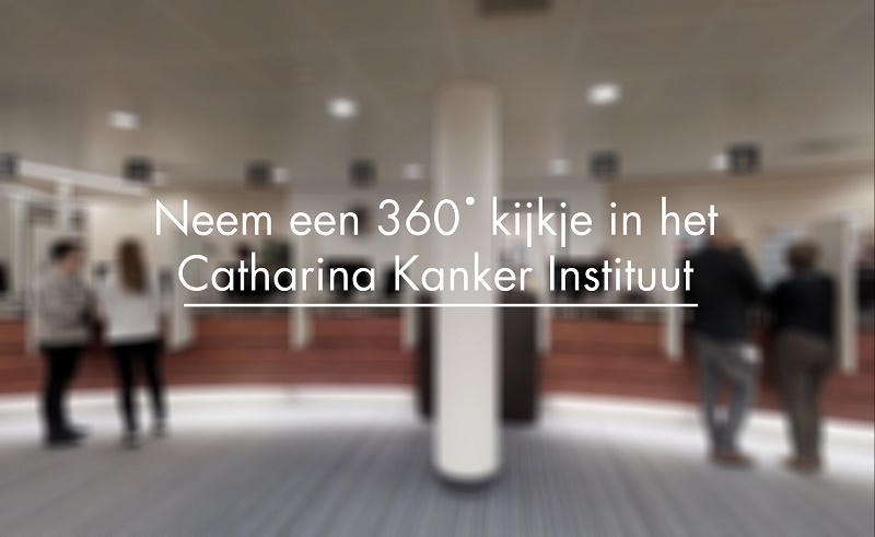 Oude foto van een ziekenhuisbalie met vijf mensen. In het midden staat: Virtueel rondkijken: Neem een 360° kijkje in het Catharina Kanker Instituut.