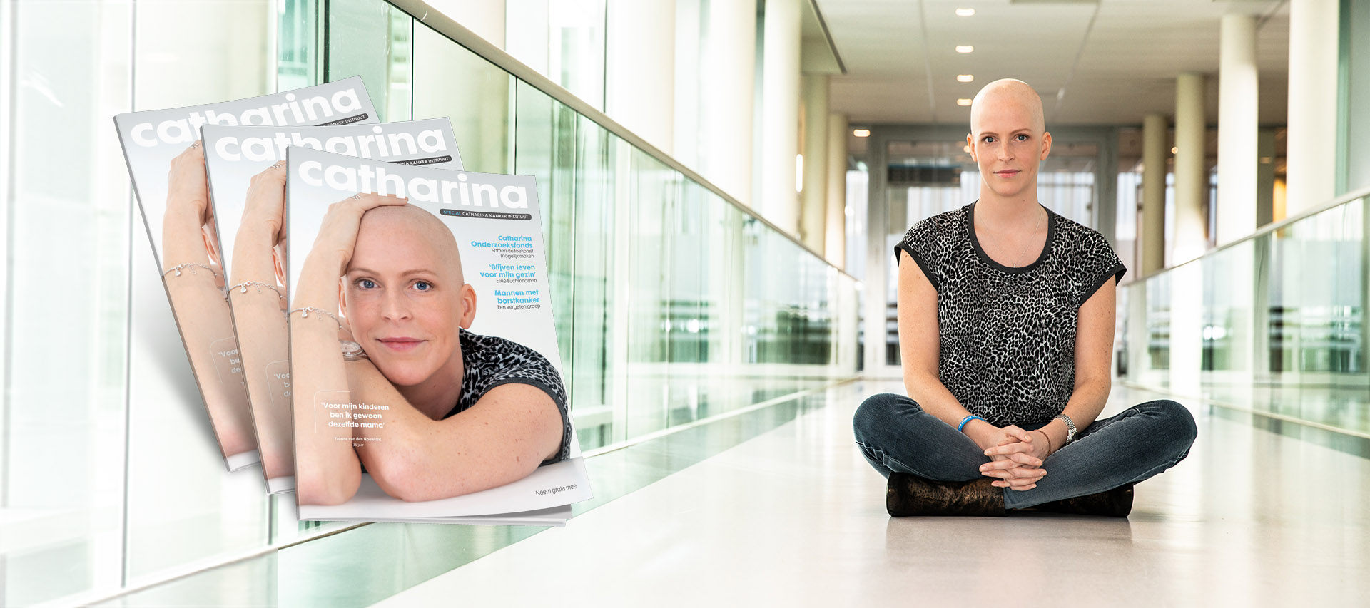 Kale vrouw zit gekruist op de vloer in glazen gang. Links twee tijdschriften met haar foto en titel "catharina".
