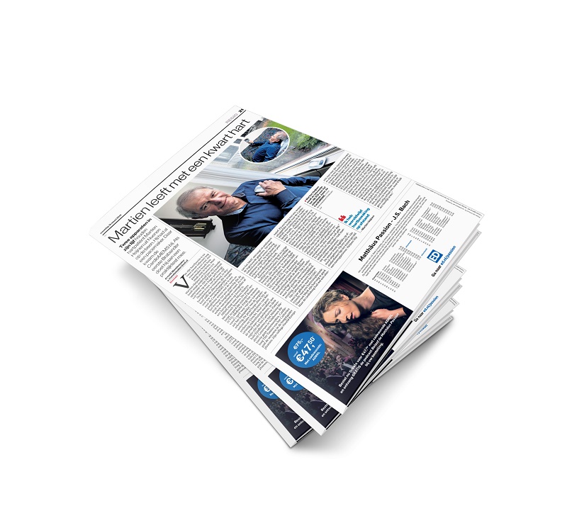 Stapelkranten op witte achtergrond, bovenste pagina met man met mobiel, Nederlandse tekst over online hartbewaking, foto's en kolommen.