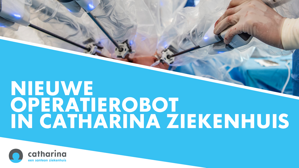 Close-up van opererende handen met nieuwe operatierobot in Catharina Ziekenhuis. Tekst en ziekenhuislogo linksonder in beeld.
