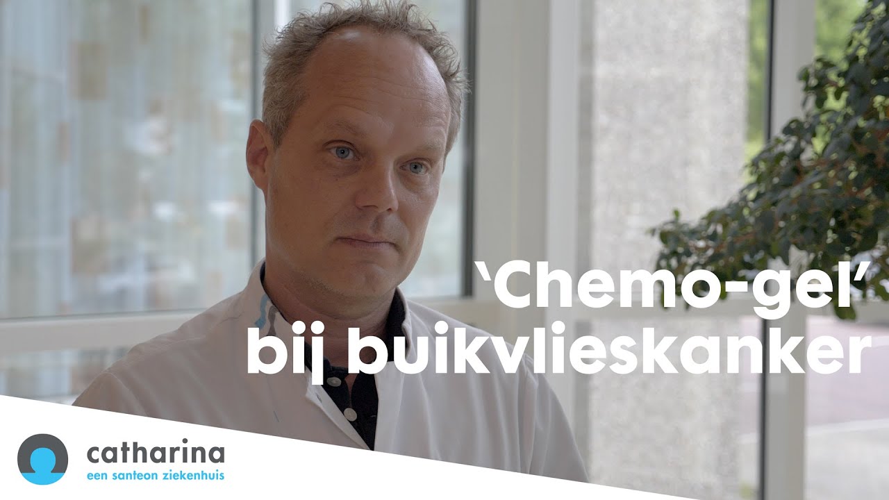Man in witte labjas bij grote ramen. Beeldtekst: "'Chemo-gel' bij buikvlieskanker als alternatief." Catharina ziekenhuislogo linksonder.