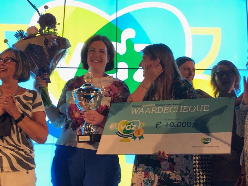 Vijf vrouwen op het podium bij de Zinnige Zorg Award 2019, met trofee, boeket en cheque van €10.000 bij het Catharina Ziekenhuis.