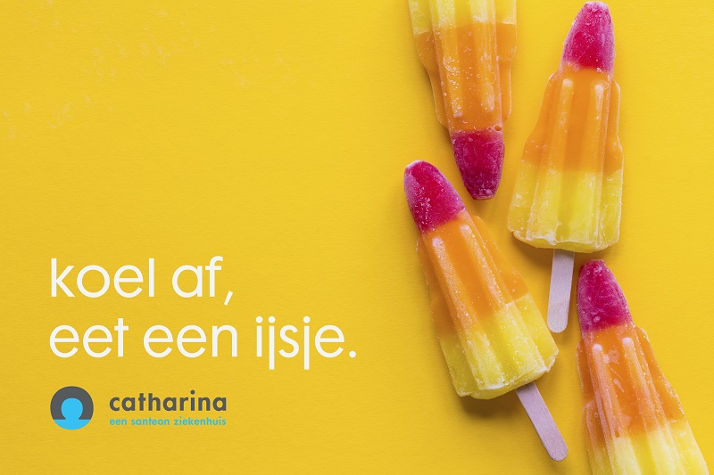 Vier gekleurde ijsjes op geel. Tekst: koel af, eet een ijsje. Catharina Ziekenhuis-logo linksonder.