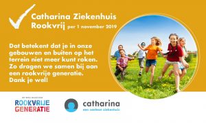 Kinderen rennen lachend in het gras; naast hen een gele box meldt dat Catharina Ziekenhuis rookvrij is vanaf 1-11-2019.