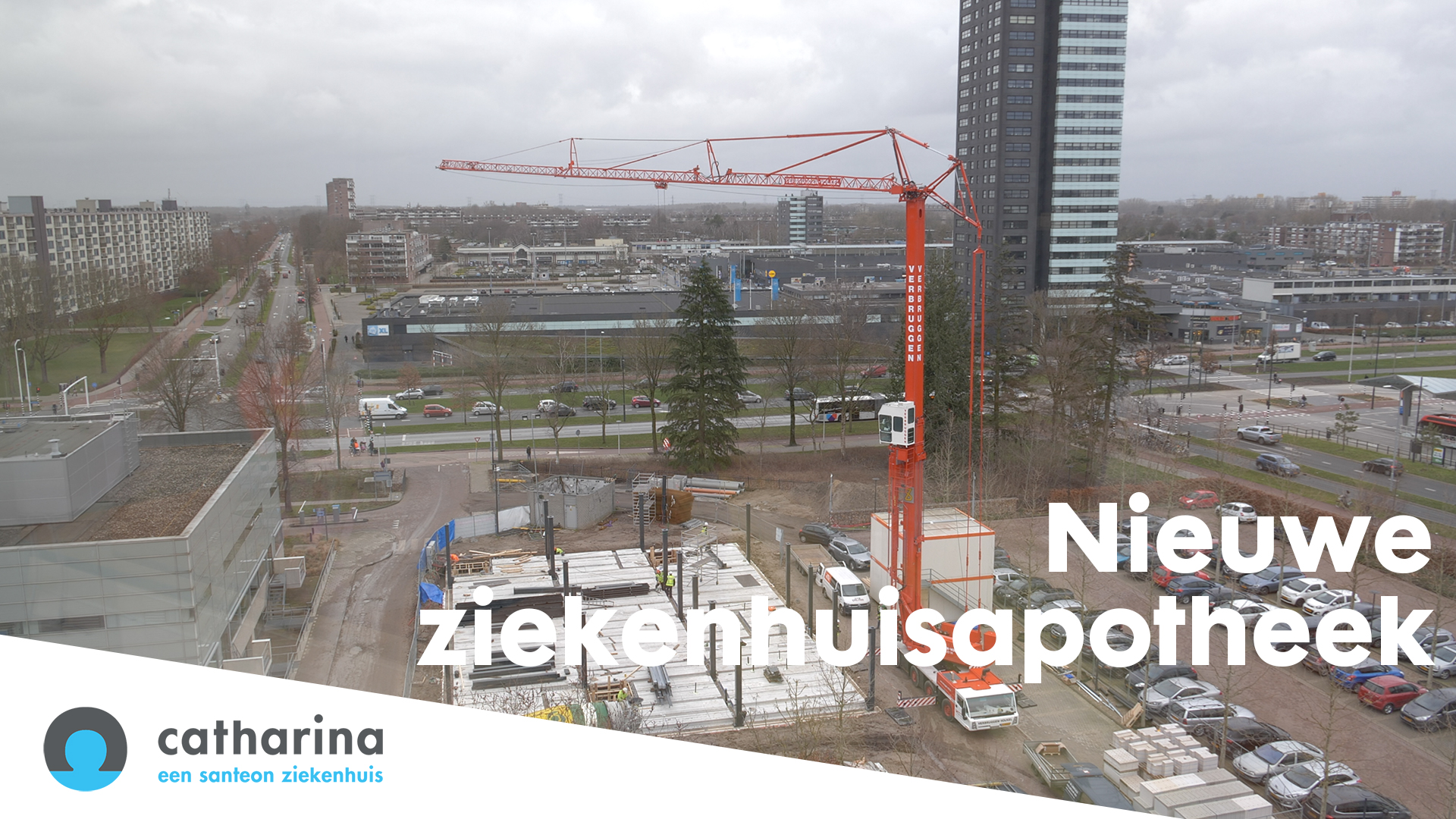 Bouwplaats ziekenhuisapotheek met rode kraan, bouwmaterialen en werklieden. Op achtergrond gebouwen en toren. Tekst: Nieuwe ziekenhuisapotheek, Catharina Santeon ziekenhuis logo.