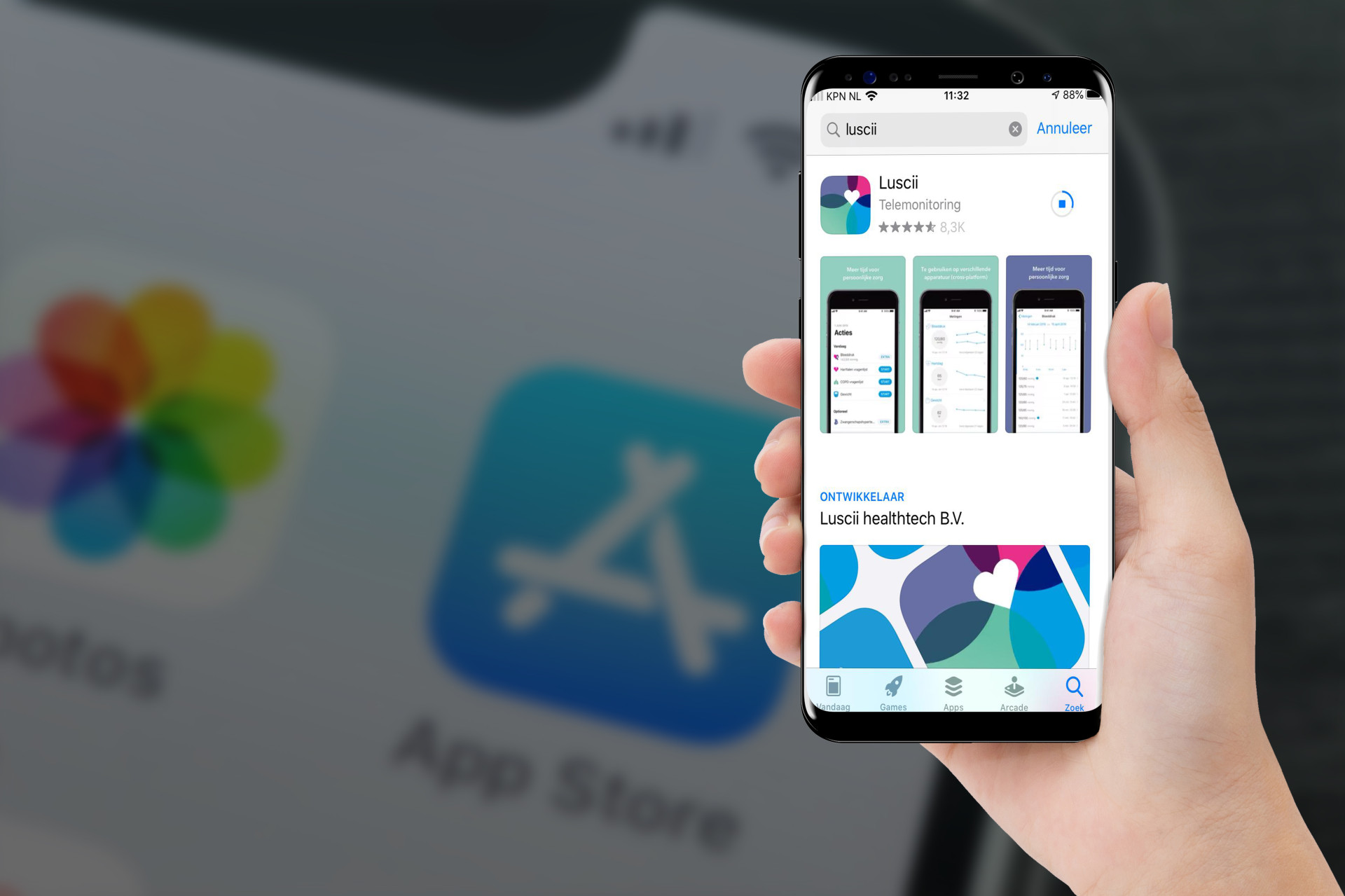 Hand houdt smartphone met App Store-resultaten voor Lusci; wazige achtergrond toont app-iconen, waaronder Corona Check.