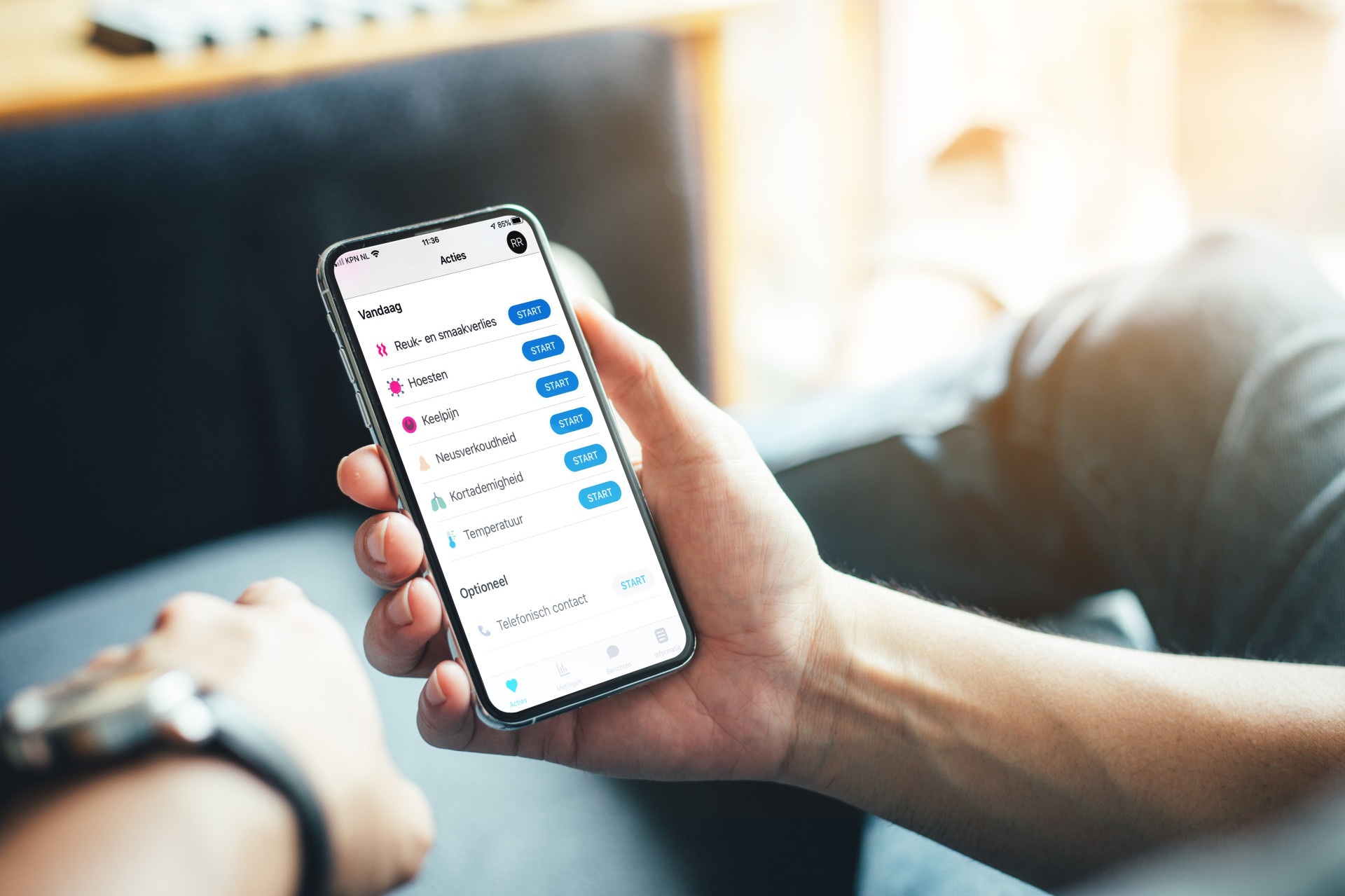 Iemand houdt een smartphone vast met een chatlijst in het Hongaars, o.a. van Zuidoost-Brabant en Catharina Ziekenhuis.