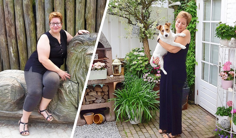 Vrouw met kort haar zit buiten op dierbeeld. In andere foto houdt ze een hondje vast in tuin bij planten en witte deur.