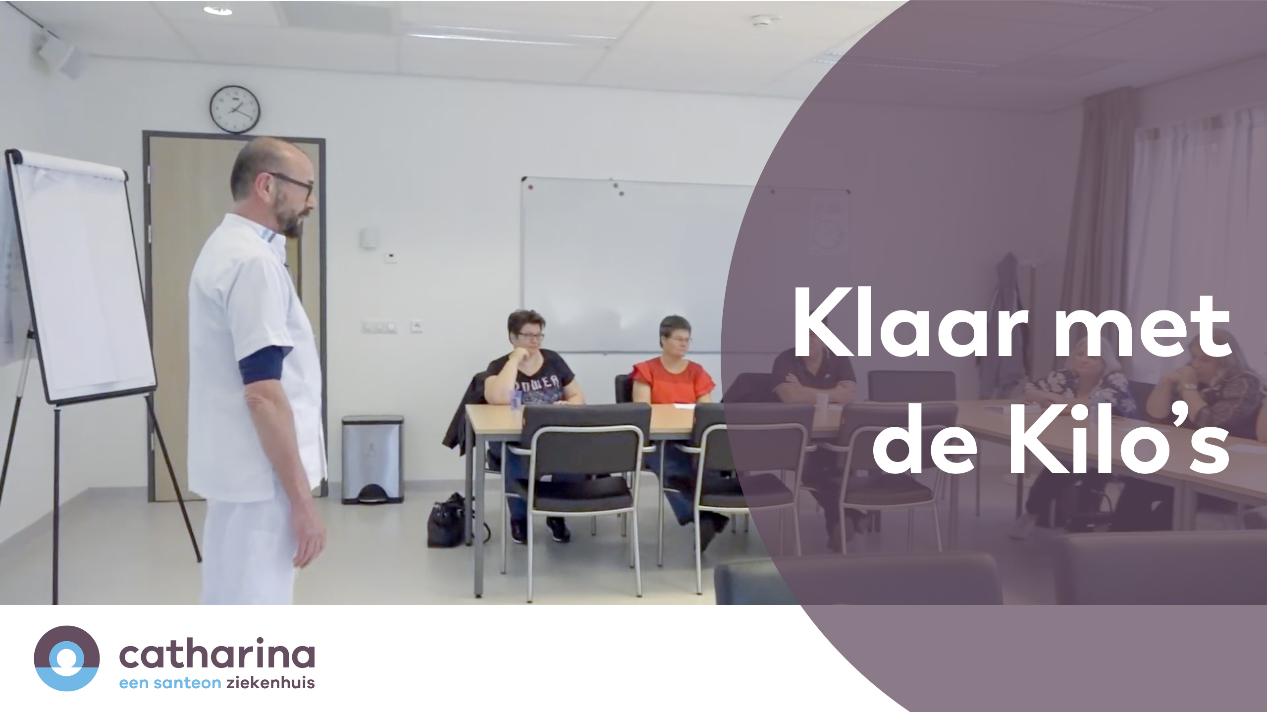 Een man in dokterskleding presenteert zich bij een flipover voor vier mensen. Tekst: "Klaar met de Kilo's' en Catharina Ziekenhuis.