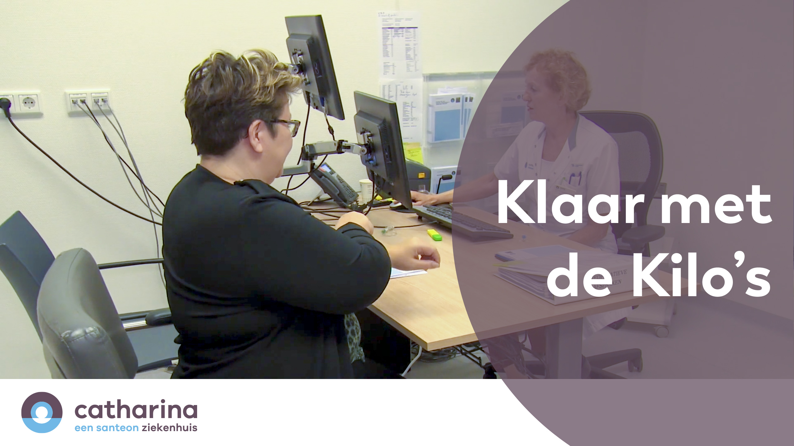 Vrouw in spreekkamer overlegt met arts over voorbereiding operatie. Rechts tekst: Deel 5: Klaar met de Kilo's. Logo Catharina links.