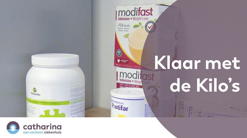 Schap met dieetproducten Modifast, Fitforme en Protifar voor na de operatie, tekst "Klaar met de Kilo's," Catharina Ziekenhuis-logo.