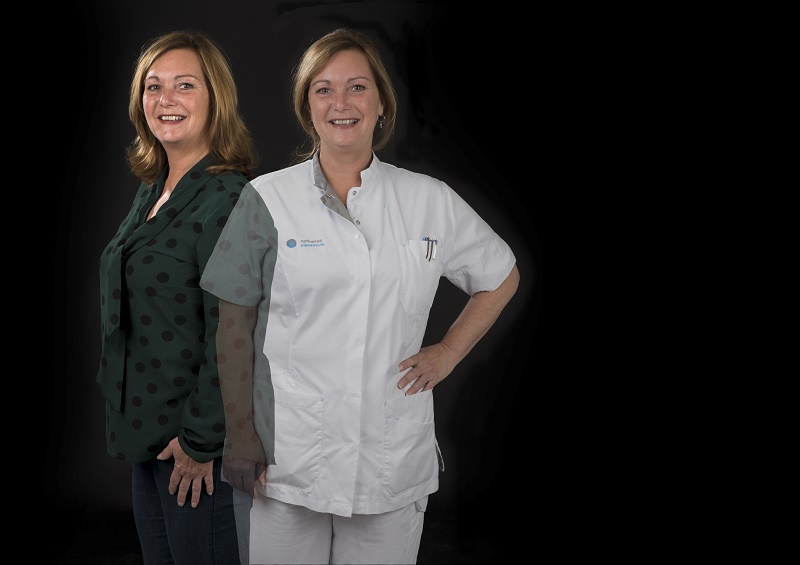 Een vrouw staat dubbel afgebeeld: in een groene blouse en in een wit uniform, naast elkaar tegen zwarte achtergrond met overlap.