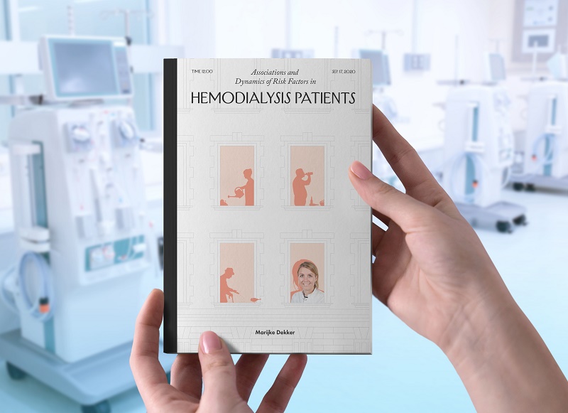 Persoon houdt boek van Marijke Dekker over risicofactoren bij hemodialyse; medische illustraties en portret op omslag.
