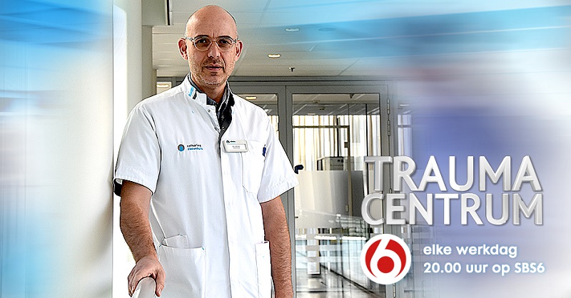 Man in witte doktersjas in ziekenhuisgang. Tekst: TRAUMA CENTRUM, elke werkdag 20.00 uur op SBS6. Catharina Ziekenhuis logo rechtsonder.