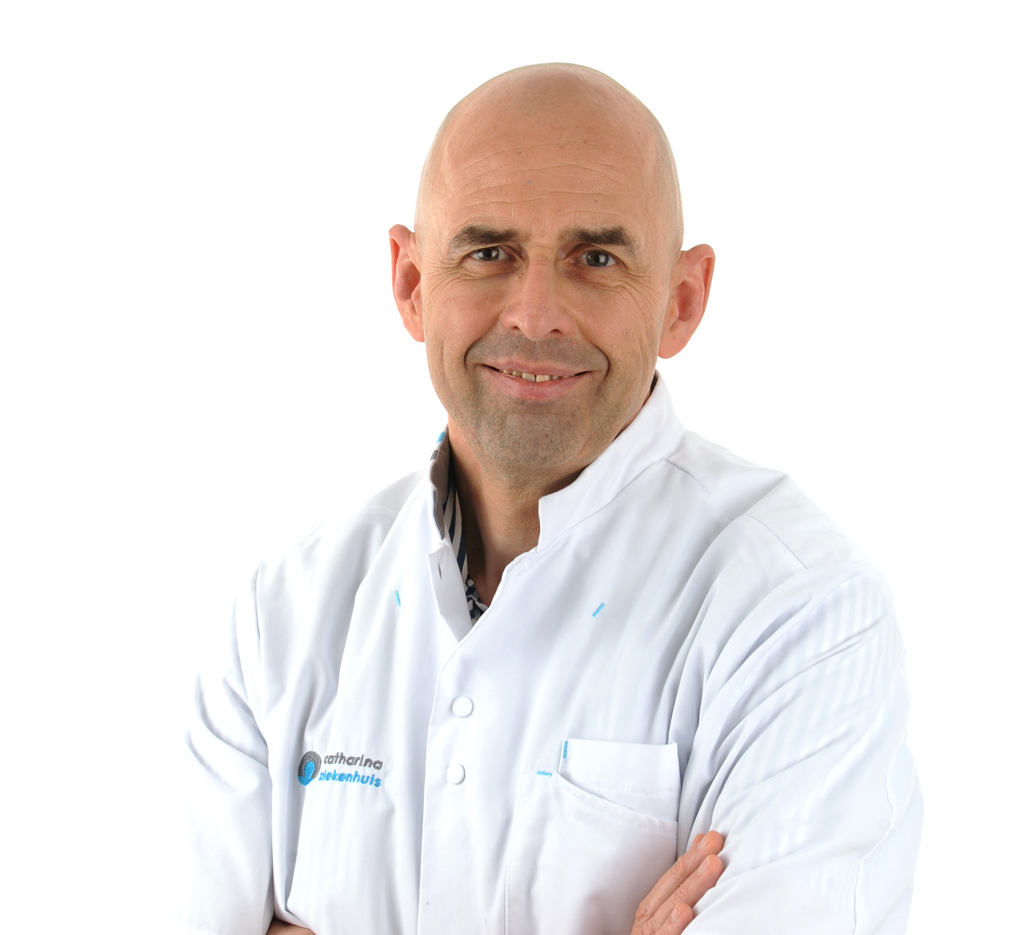 Kaal man in witte laboratoriumjas staat met gekruiste armen en glimlacht naar de camera voor een witte achtergrond.