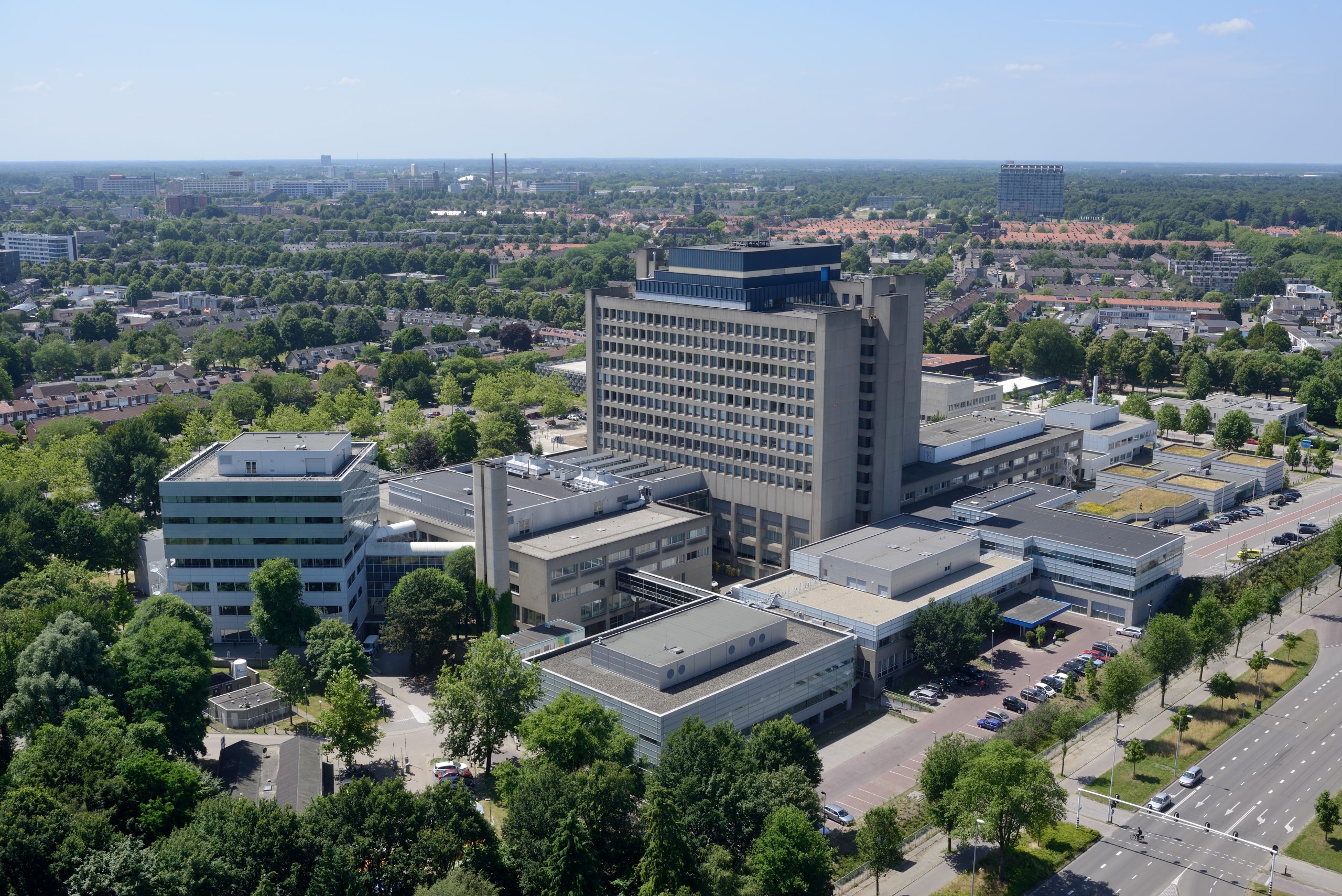 Luchtfoto van het Catharina Ziekenhuis en omliggende gebouwen met wegen en parkeerplaatsen; minder goed bereikbaar op 14 september.
