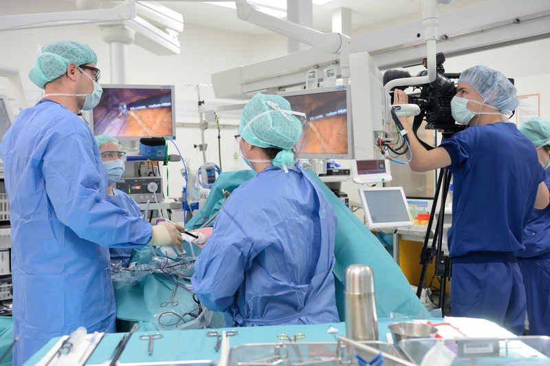 Obesitas-chirurg Nienhuijs en team voeren een operatie uit, gefilmd door een tv-ploeg. Instrumenten en schermen zijn zichtbaar.