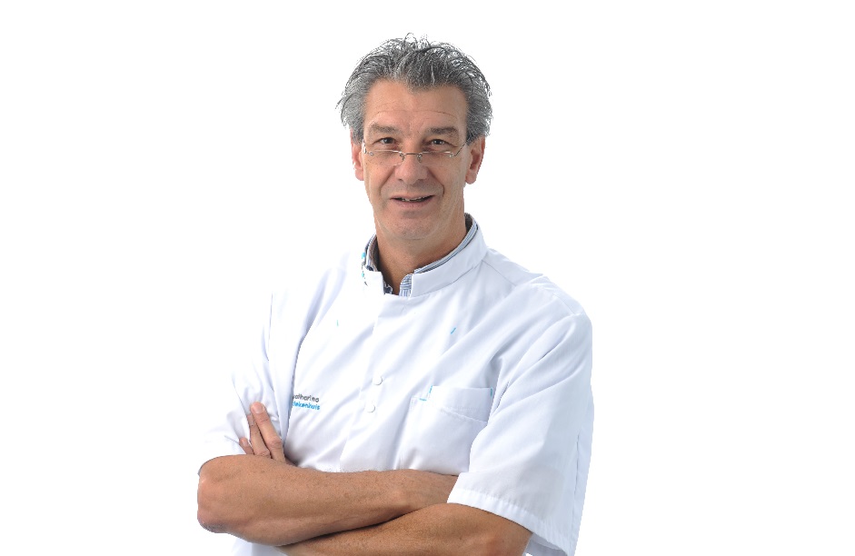 Neuroloog dr. Koos Keizer, man met grijs haar en bril in witte jas, staat met gekruiste armen en glimlacht licht.
