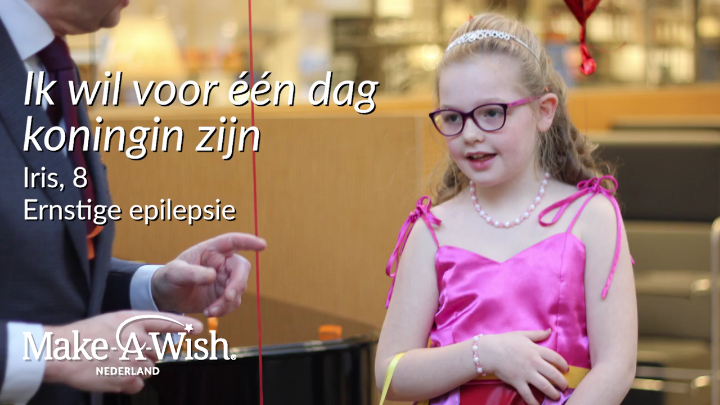 Meisje in roze jurkje, bril en parelketting houdt gele tas vast. Volwassene in pak gebaart. Nederlandse tekst over haar wens op de afbeelding.