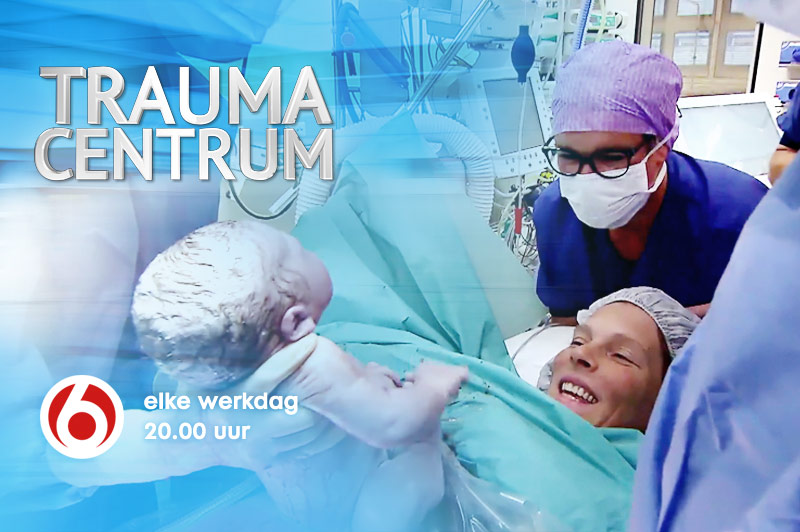 Een pasgeboren baby wordt vastgehouden door medisch personeel. "TRAUMA CENTRUM" en uitzendtijd 20:00 staan in beeld.