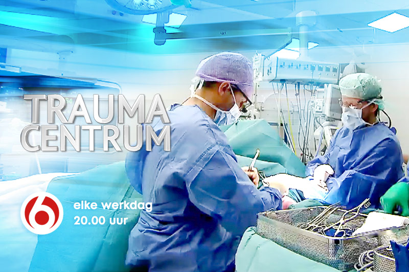 Twee chirurgen in blauwe kleding opereren. Tekst: "Trauma Centrum, info over shunts, uitzenden 20.00 uur, rood-wit logo.