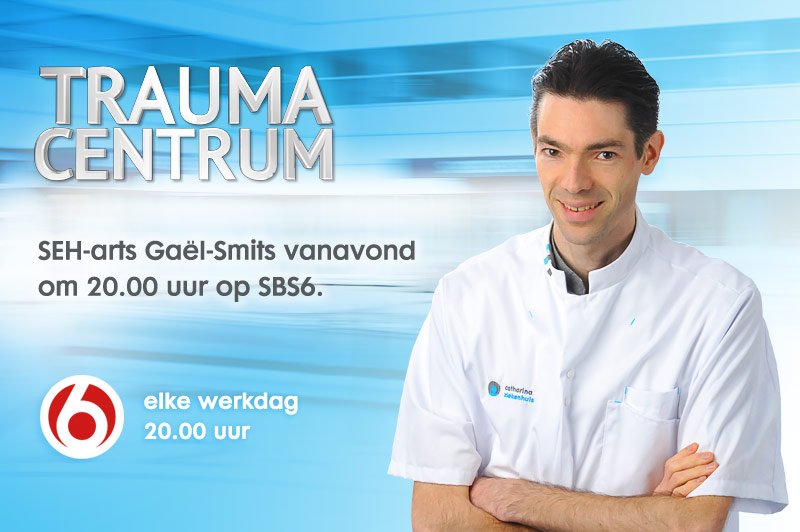 Man in witte doktersjas met gekruiste armen lacht. Nederlandse tekst promoot Trauma Centrum, SBS6-logo zichtbaar.