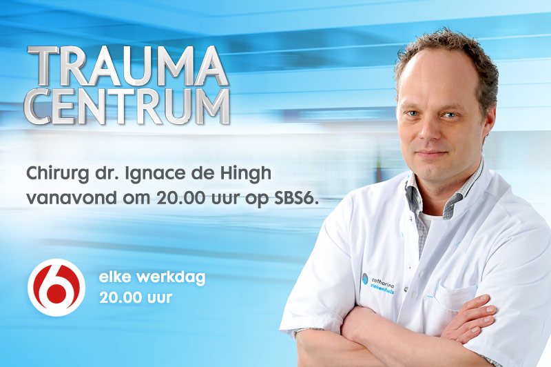 Man in witte doktersjas met gekruiste armen, promoot Trauma Centrum met Dr. Ignace de Hingh op SBS6, 20:00 uur, elke werkdag.